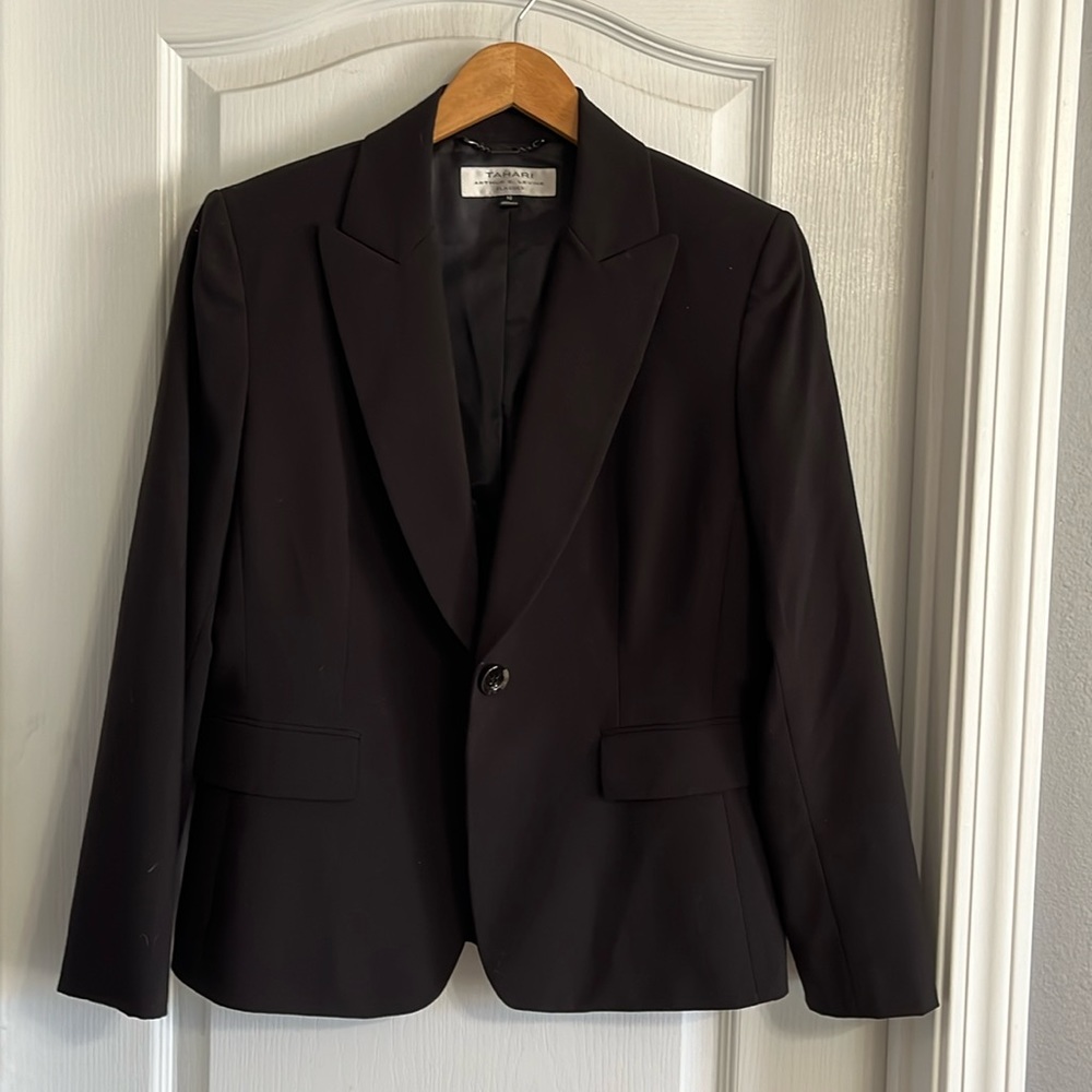 Tahari black lined blazer 10